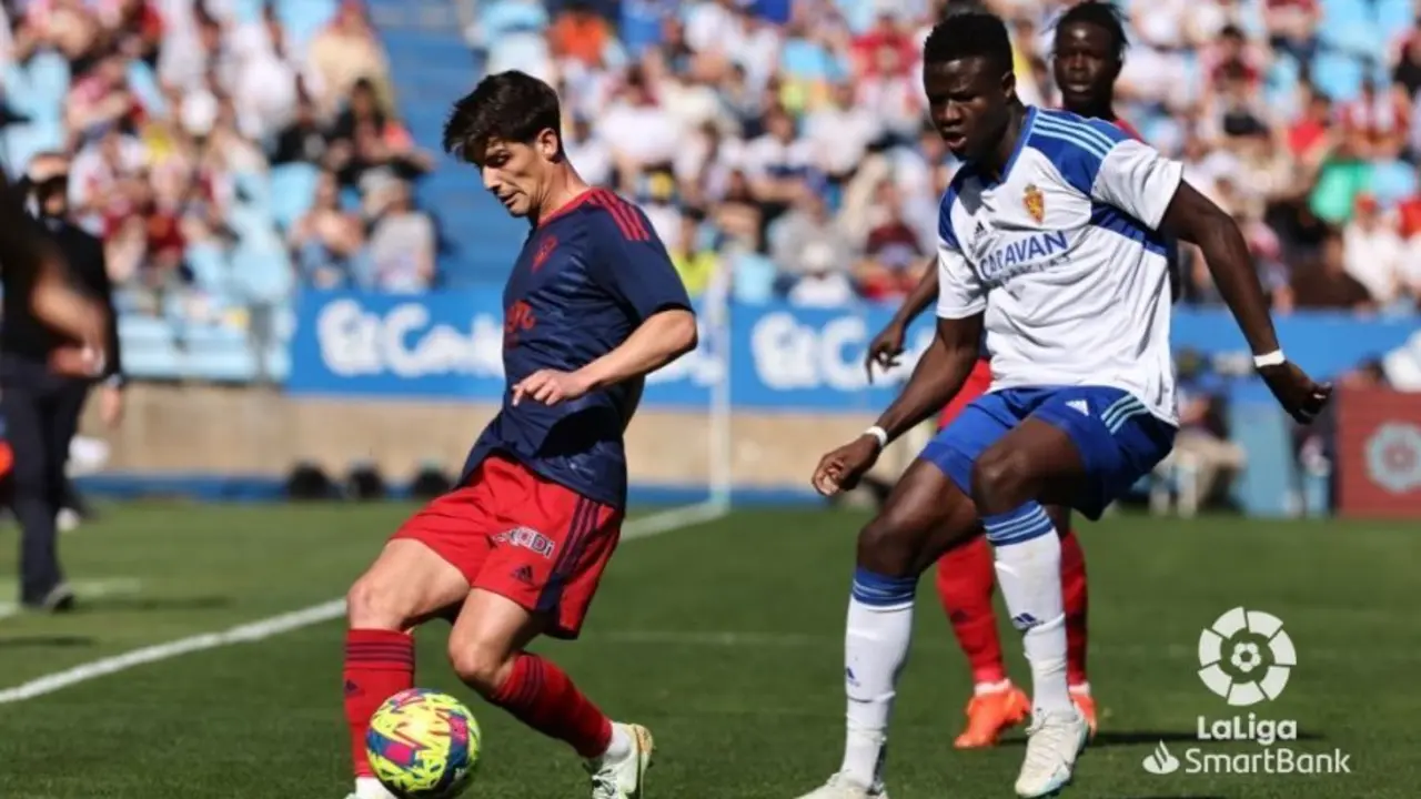 Pape Gueye luchando por un bal&oacute;n en La Romareda / Foto: La Liga