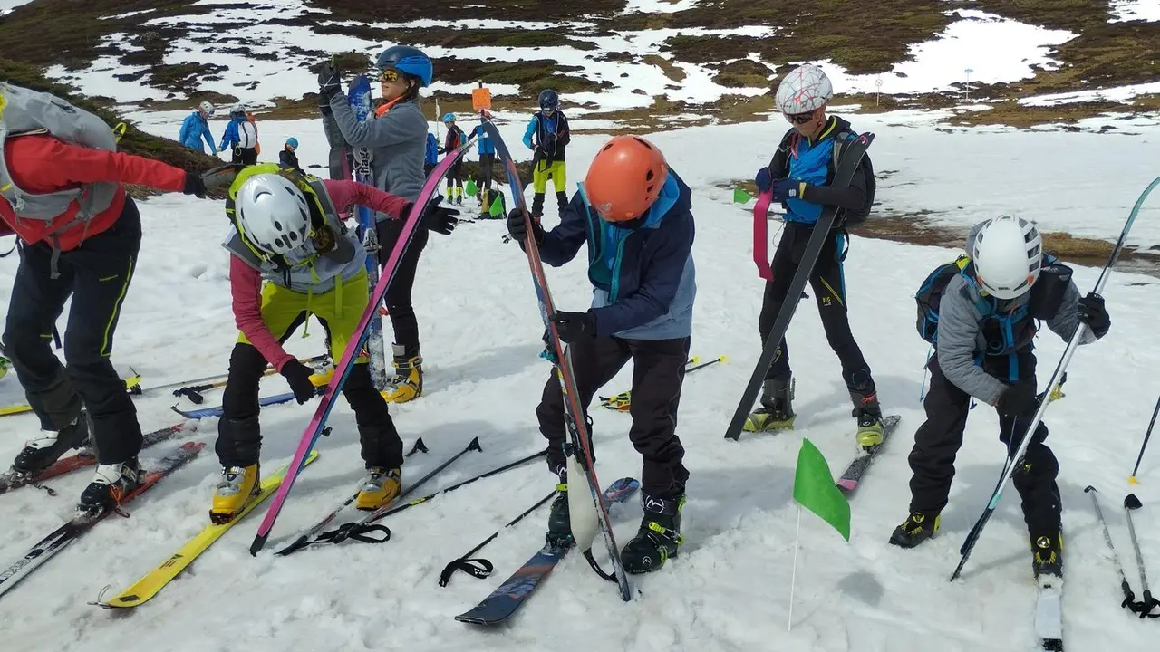 Alumnos de la escuela Ixarso cambiando pieles durante una actividad. Foto: FAM