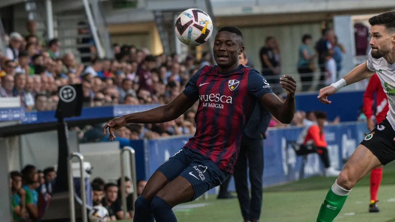 Patrick Soko en una acci&oacute;n con el esf&eacute;rico. Foto: SD Huesca