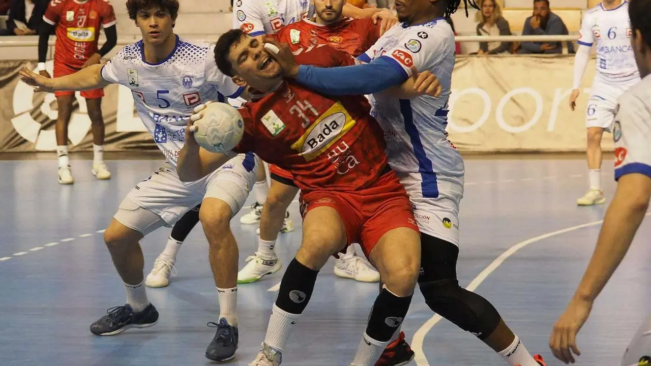 Miguel Malo, que firm&oacute; un gran partido, frenado sin contemplaciones por De Pina en el Bada Huesca - Cisne. Foto: C.Pascual