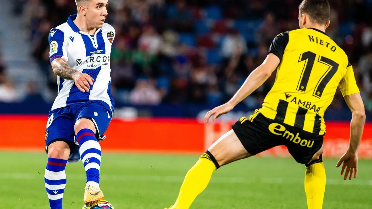 Carlos Nieto defendiendo a Joni Montiel en el Ciudad de Valencia. | Foto: Levante UD