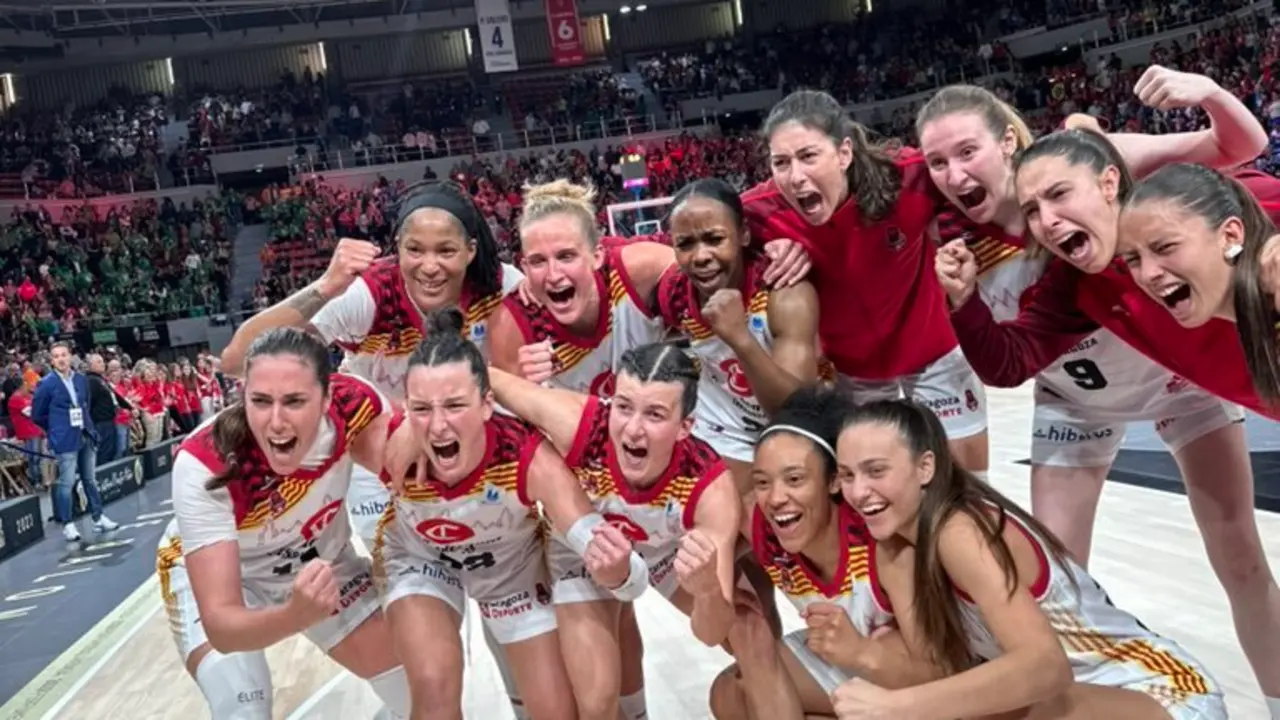 Las jugadoras, euf&oacute;ricas, tras el pase a la final | Foto: Casademont Zaragoza