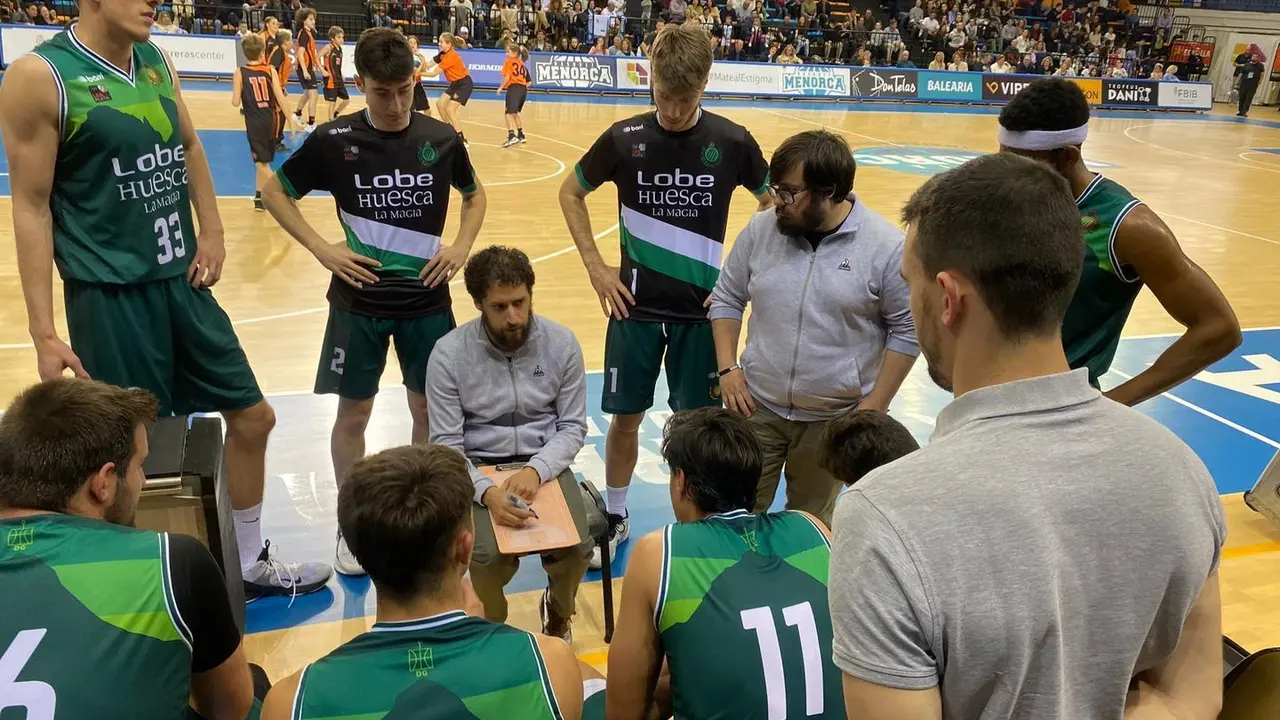 Cerd&aacute;n se dirige a sus jugadores en un tiempo muerto contra Menorca. Foto: Cedida