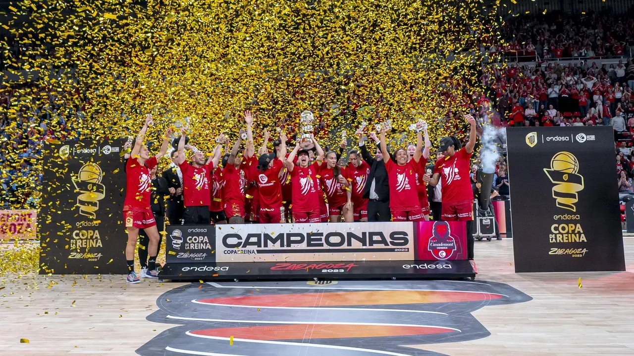 Momento de levantar el t&iacute;tulo de Copa | Foto: Basket Zaragoza