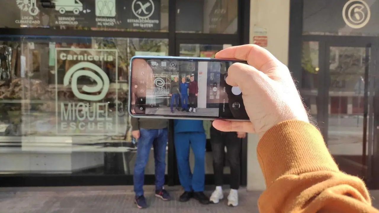 Nolasco, Escuer y P&egrave;re Arnau en la carnicer&iacute;a Escuer donde han hablado de Sinfin, rival este martes del Bada Huesca. Foto: Sportaragon 