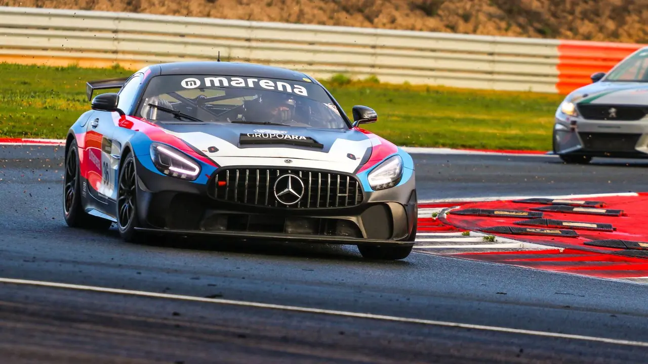 Aso pilotando su Mercedes sobre el asfalto del circuito navarro de Los Arcos. Foto: Carlos Casimiro