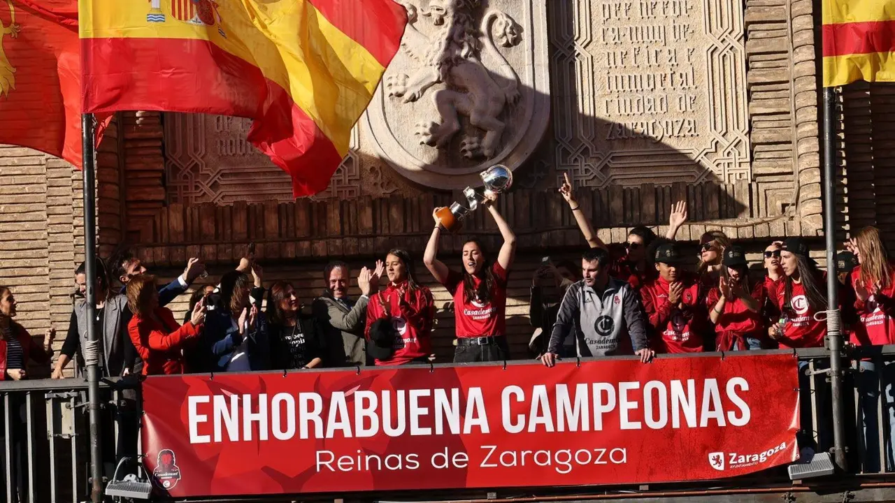 La plantilla, en el balc&oacute;n del Ayuntamiento | Foto: Ayuntamiento de Zaragoza