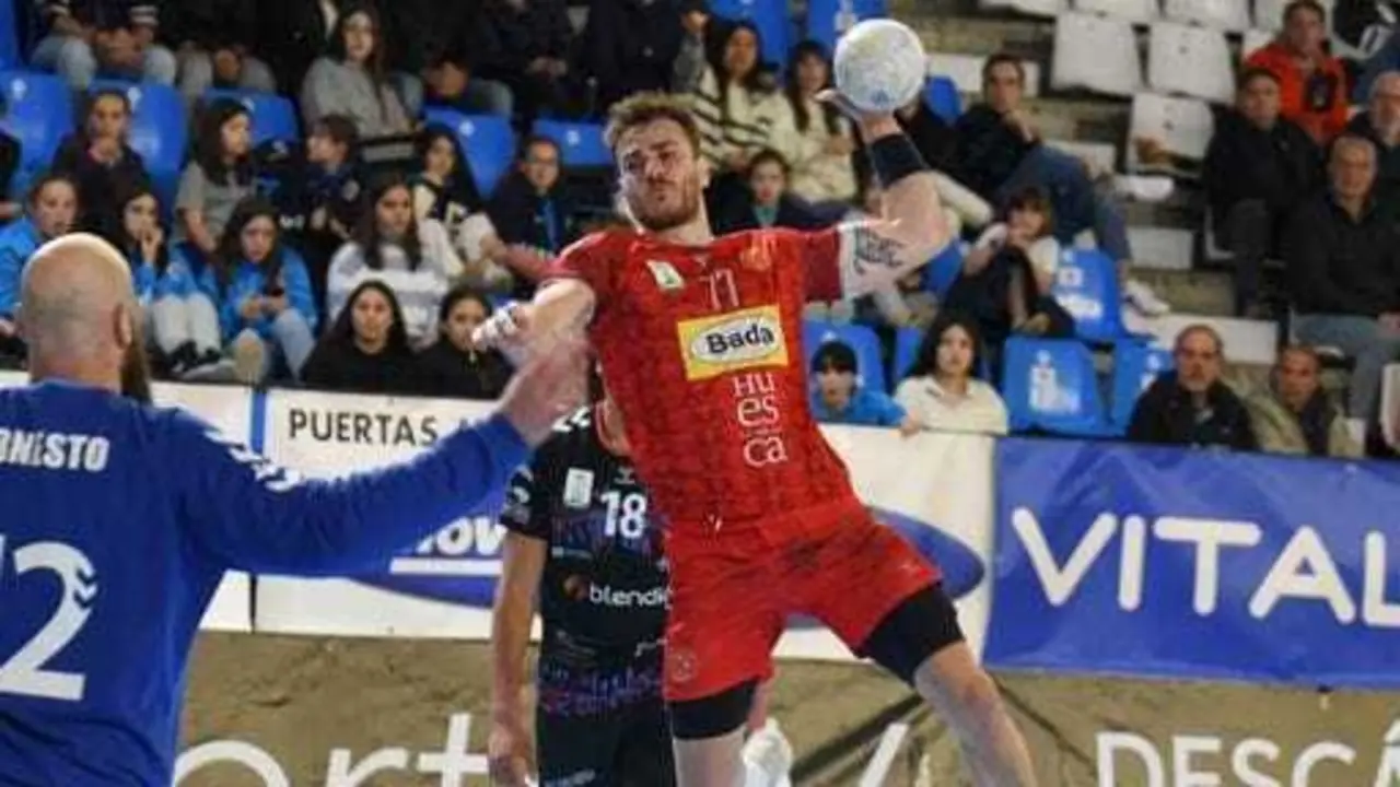 Hackbarth, en la imagen en el partido del Bada contra el Sinf&iacute;n, se tuvo que retirar lesionado.Foto de Luis Alberto Trapero