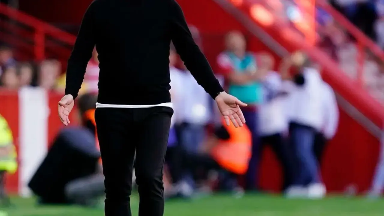 Paco L&oacute;pez, entrenador del Granada CF, en un partido al frente del equipo andaluz. | Foto: Granada CF