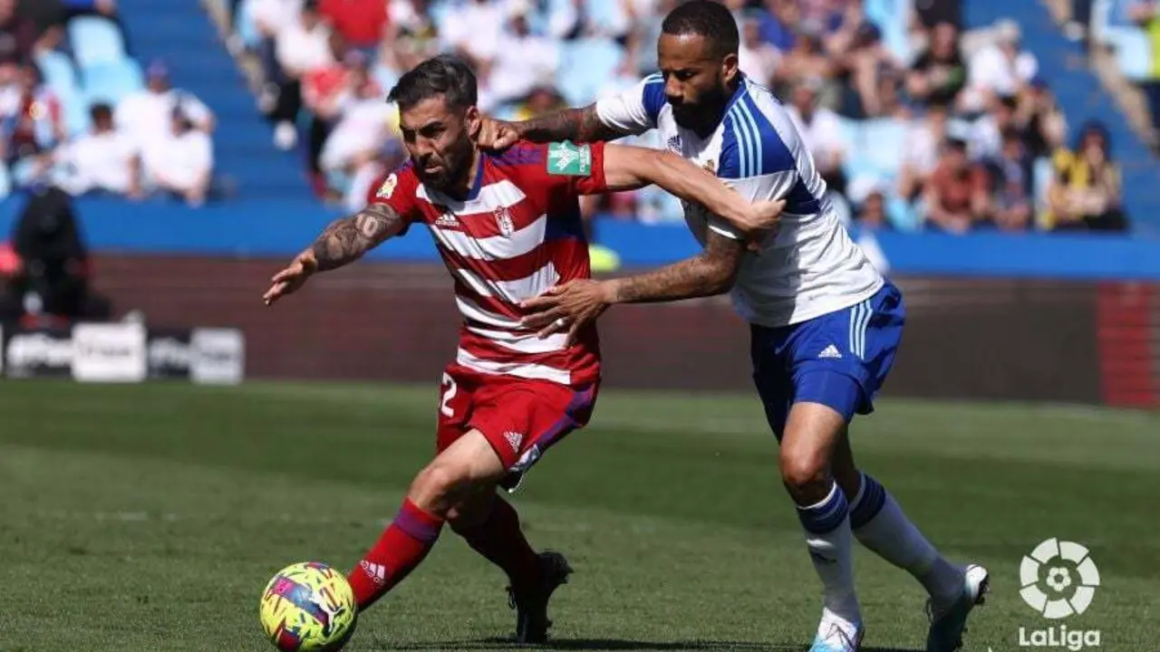 Beb&eacute; pugna con Perea por un bal&oacute;n en el duelo en La Romareda (Foto: LaLiga).