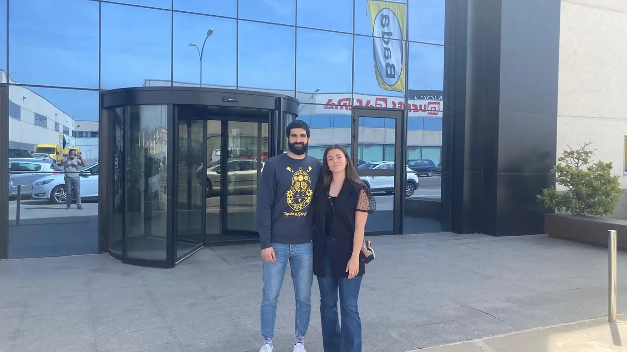 El entrenador y la capitana del Bada Huesca en la sede de la empresa que da nombre al equipo altoaragon&eacute;s. Foto: Cedida