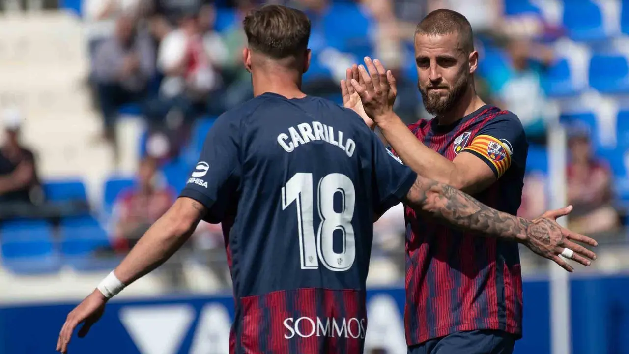 Pulido aplaude a Carrillo durante el &uacute;ltimo partido disputado por la SD Huesca en El Alcoraz. Foto: SD Huesca