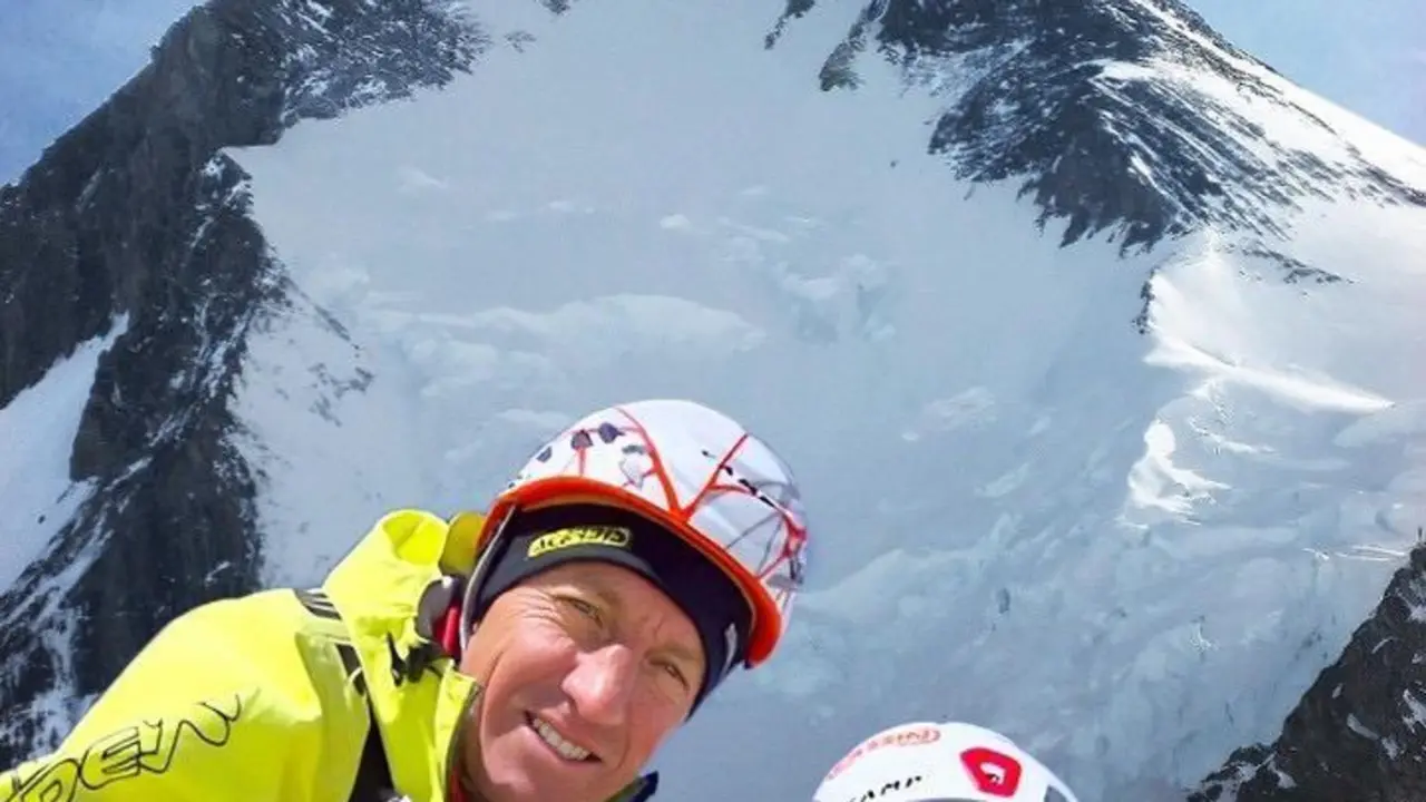 Pipi Cardell y Denis Urubko con el G-I , en una foto montaje, a su espalda. Foto: Cedida