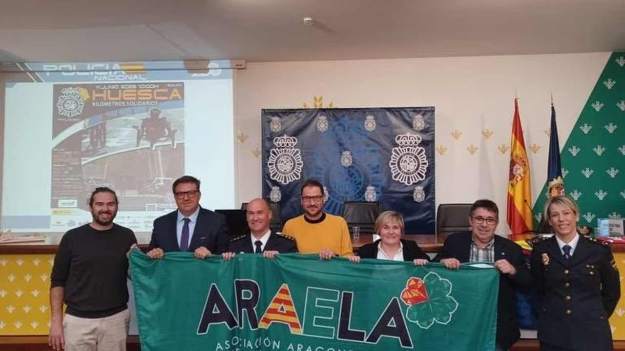 Representantes de clubes deportivos de Huesca capital con mandos de la polic&iacute;a y de la Asociaci&oacute;n Araela durante la presentaci&oacute;n de la prueba solidaria. Foto: Cedida