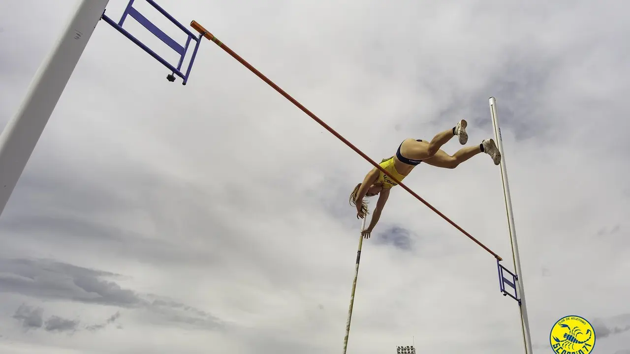 Meritxell Benito, durante un salto con p&eacute;rtiga. Foto: V&iacute;ctor Vieytes