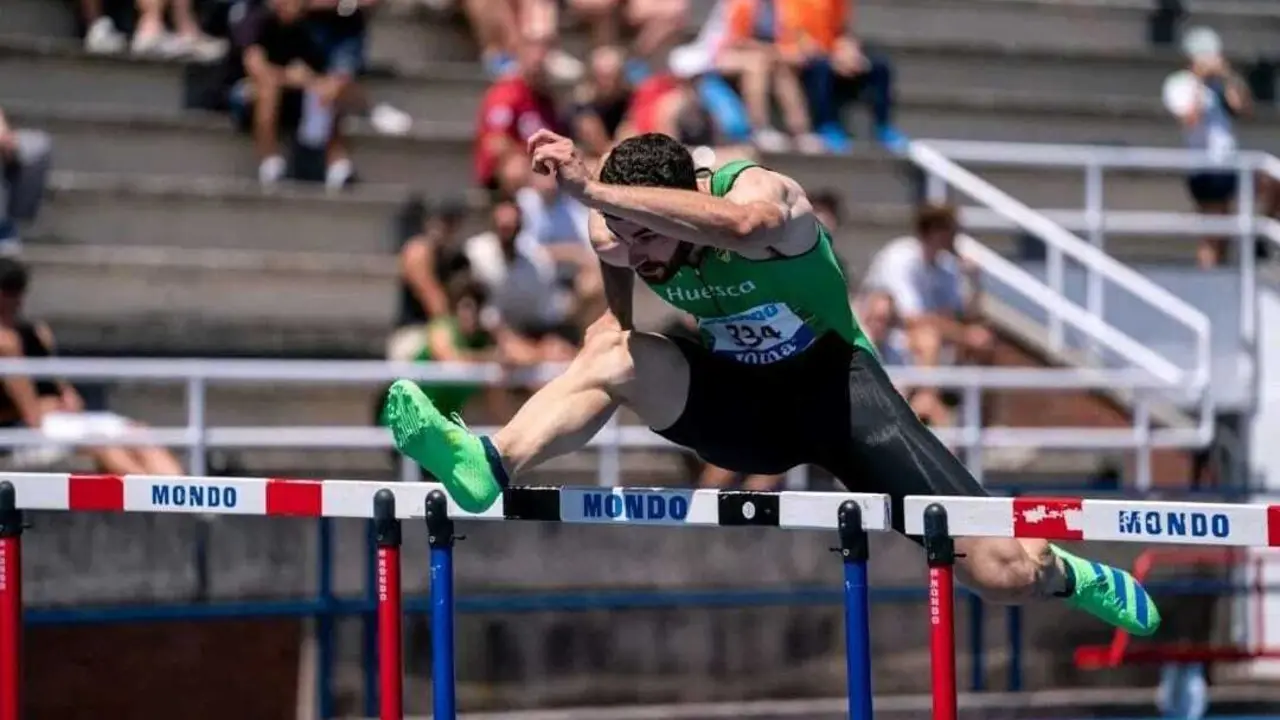 Jaime Cardiel salta una valla en la distancia dde 110 metros donde tiene una mejor marca de 14s19d. Foto: momentodeporte