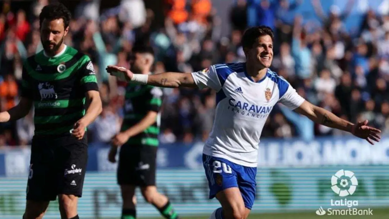 Simeone celebra uno de los goles del Real Zaragoza contra el Racing en La Romareda. Foto: LaLiga