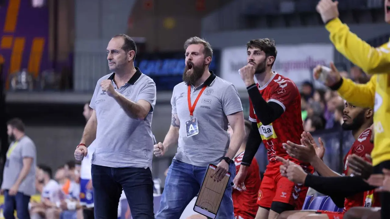 Fher P&eacute;rez, entre Nolasco y Carmona celebran uno de los goles del Bada Huesca al Granollers sobre la pista barcelonesa. Foto: Xavi Solanas