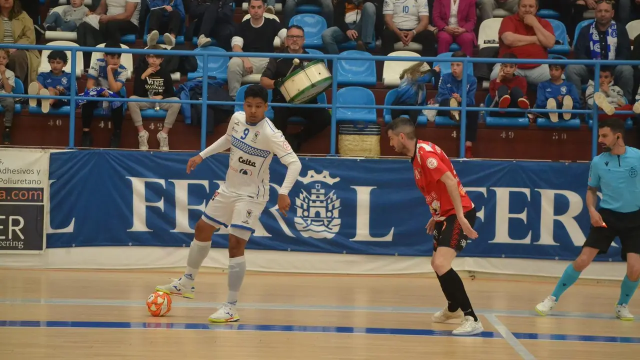 Adri Ortego, en una acci&oacute;n defensiva | Foto: O Parrulo FS