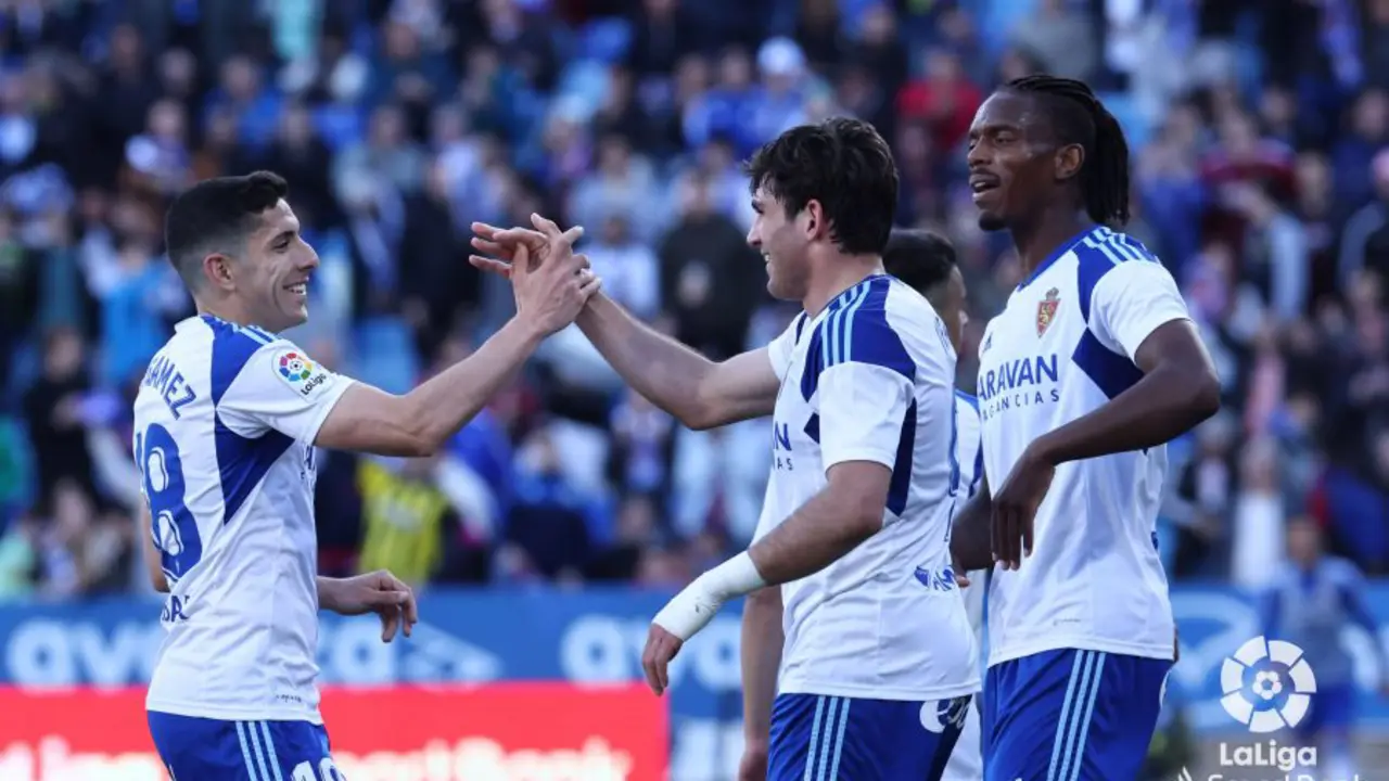 El Real Zaragoza celebra el tercer tanto del encuentro ante el Racing | Foto: La Liga