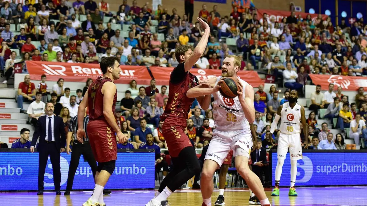 Hlinason busca levantar un bal&oacute;n | Foto: UCAM Murcia