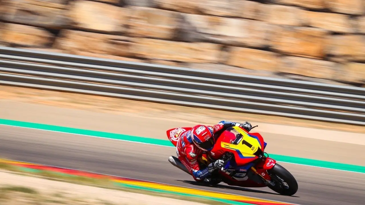 Tito Rabat se impuso tras una gran carrera sobre el asfalto de MotorLand. Foto: MotorLand