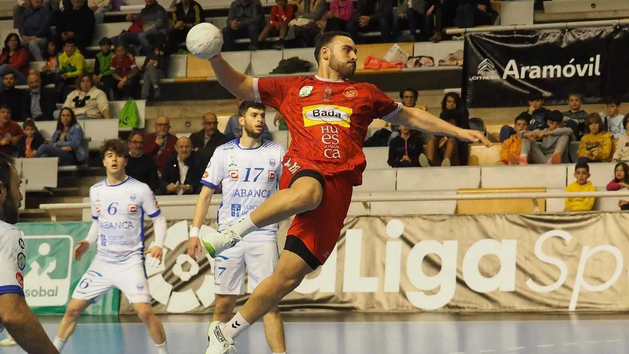Montoya, que ya jug&oacute; lesionado contra Le&oacute;n, lanza a porter&iacute;a. Foto: C.Pascual