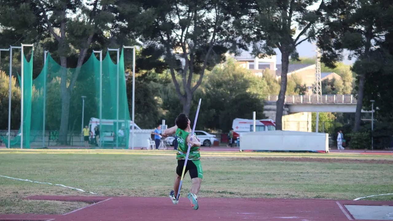 Jorge Franco lanza la jabalina en el torneo celebrado en Gand&iacute;a y que gan&oacute; el Intec Zoiti. Foto: Intec Zoiti