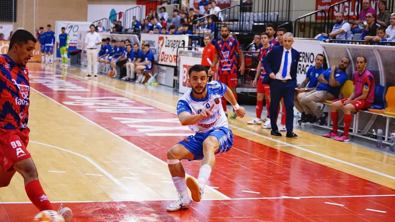 Adri&aacute;n Rivera ejecuta un disparo | Foto: Alejandro Meavilla