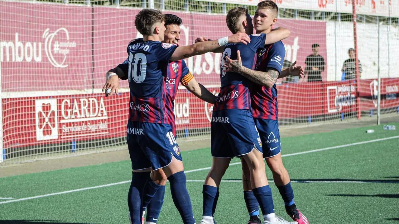 Los 'cachorros' del Huesca celebran un gol durante un partido. Foto: SD Huesca