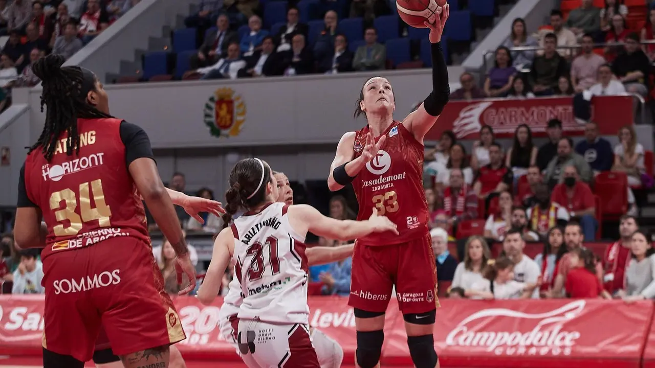 Gracia Alonso busca culminar una acci&oacute;n | Foto: Dani Marzo / Basket Zaragoza