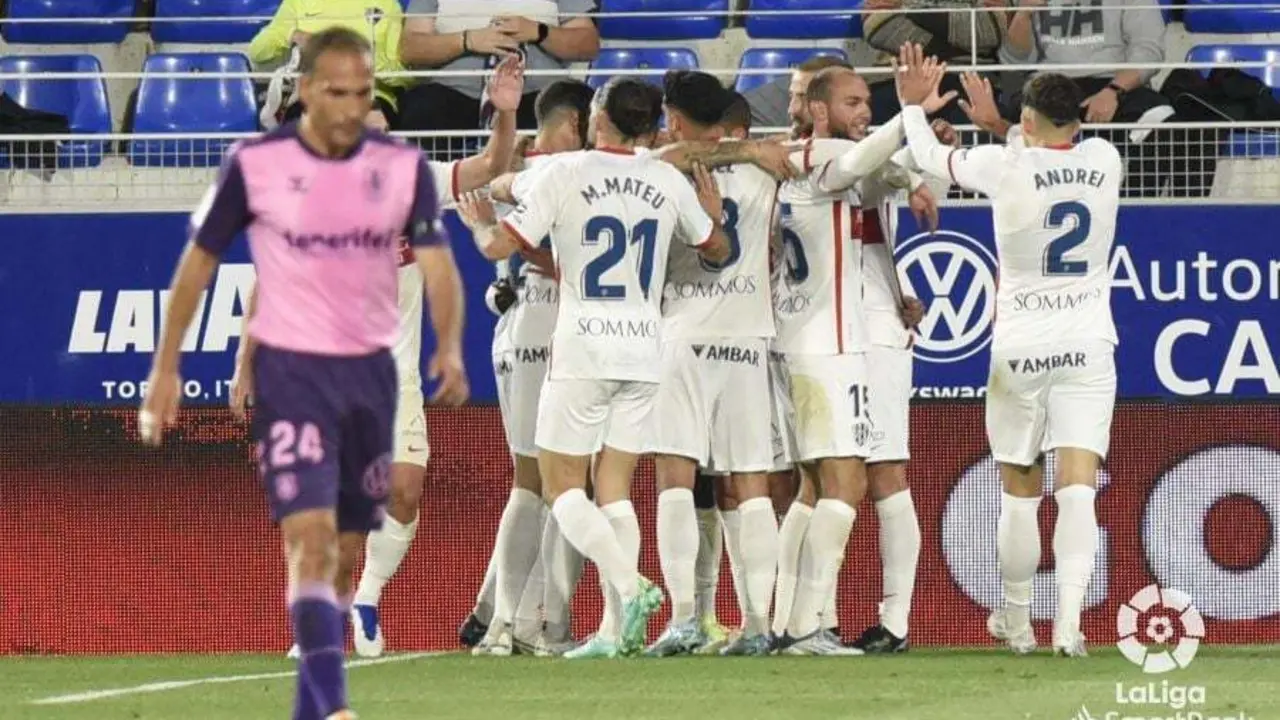Los jugadores del Huesca celebran el gol de Obeng contra el Tenerife. Foto: LaLiga