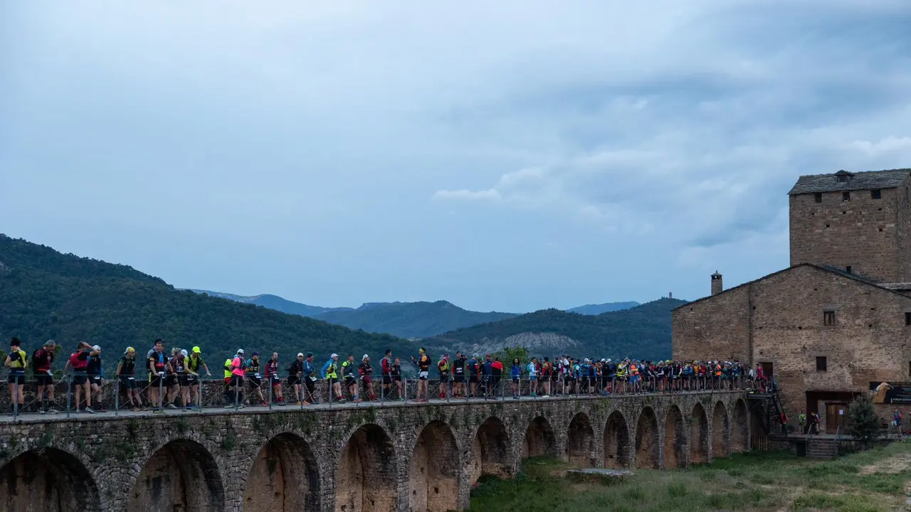 Los participantes en la prueba m&aacute;s golosa del Gran Trail Sobrarbe aguardan a la salida en las murallas del castillo de A&iacute;nsa. Foto: To&ntilde;o Miranda