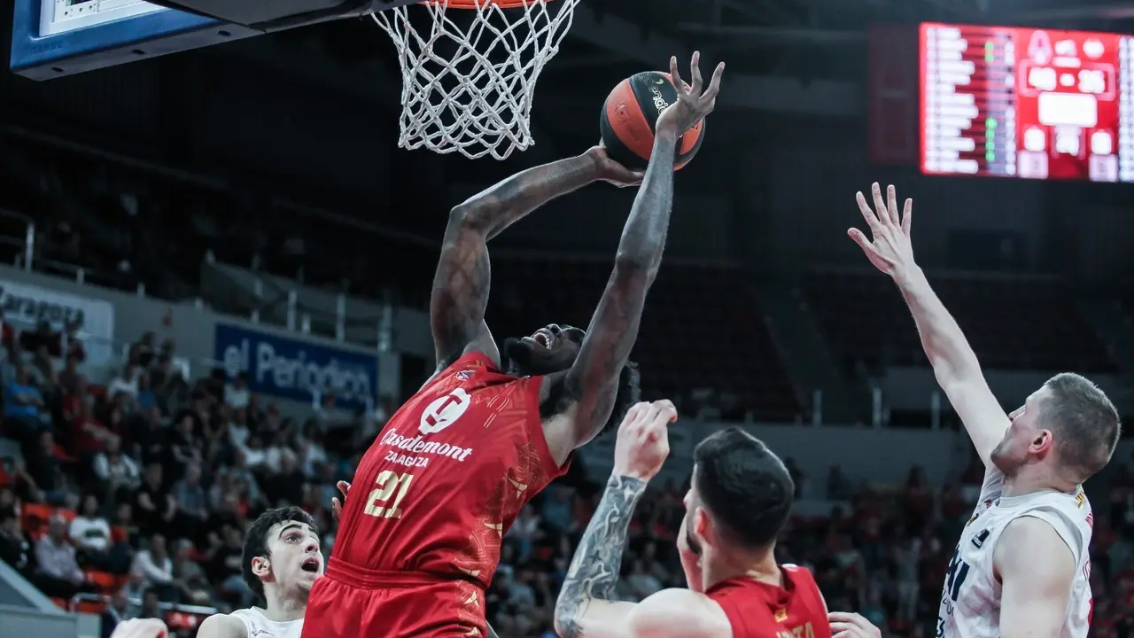 Christian Mekowulu se hace con un rebote | Foto: Esther Casas / Basket Zaragoza