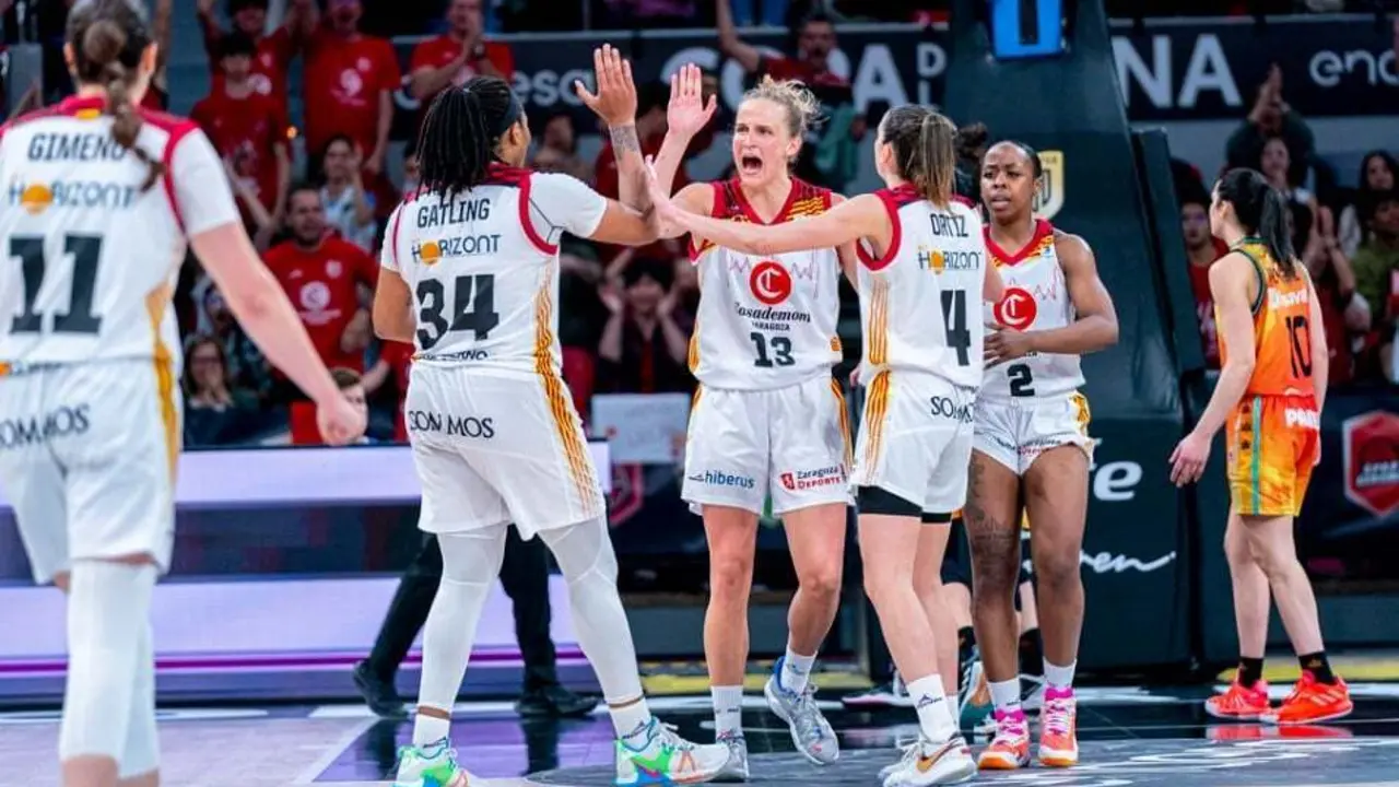 Las jugadoras celebran una acci&oacute;n en el partido de Copa ante Valencia | Foto: FEB