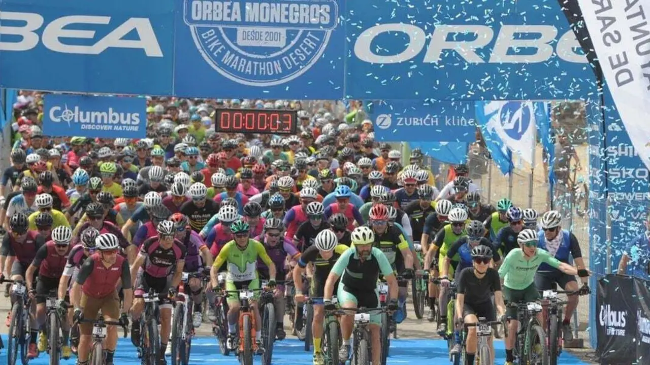 Salida de la marat&oacute;n de la Orbea MOnegros, que siempre es espectacular. Foto: Orbea Monegros