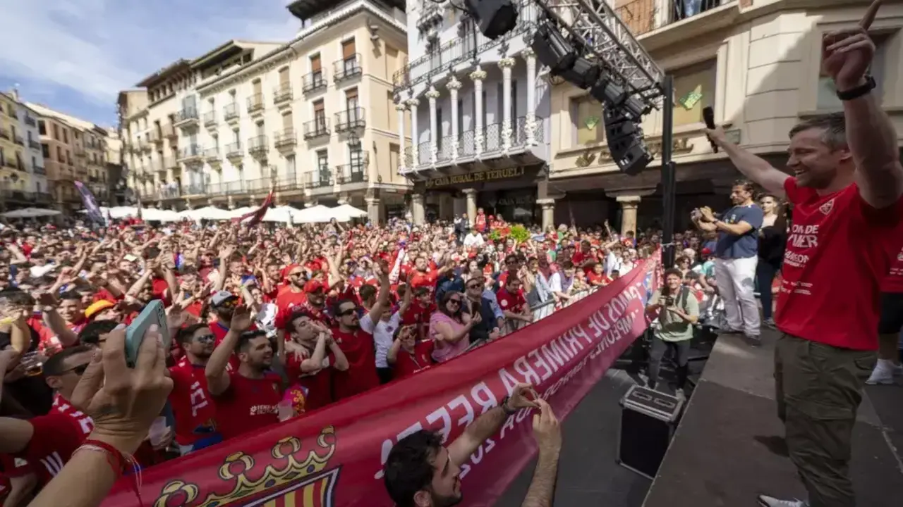 Los jugadores y cuerpo t&eacute;cnico del Teruel celebran el ascenso con su afici&oacute;n. Foto: Diario de Teruel
