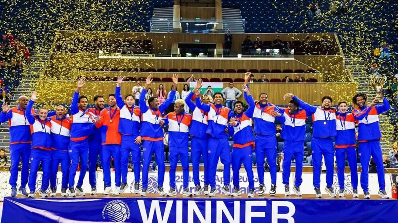 Frank Cordi&eacute;s, el quinto por la izquierda, celebra el oro en el Mundial de Naciones Emergentes celebrado en Bulgaria. Foto: Cedida