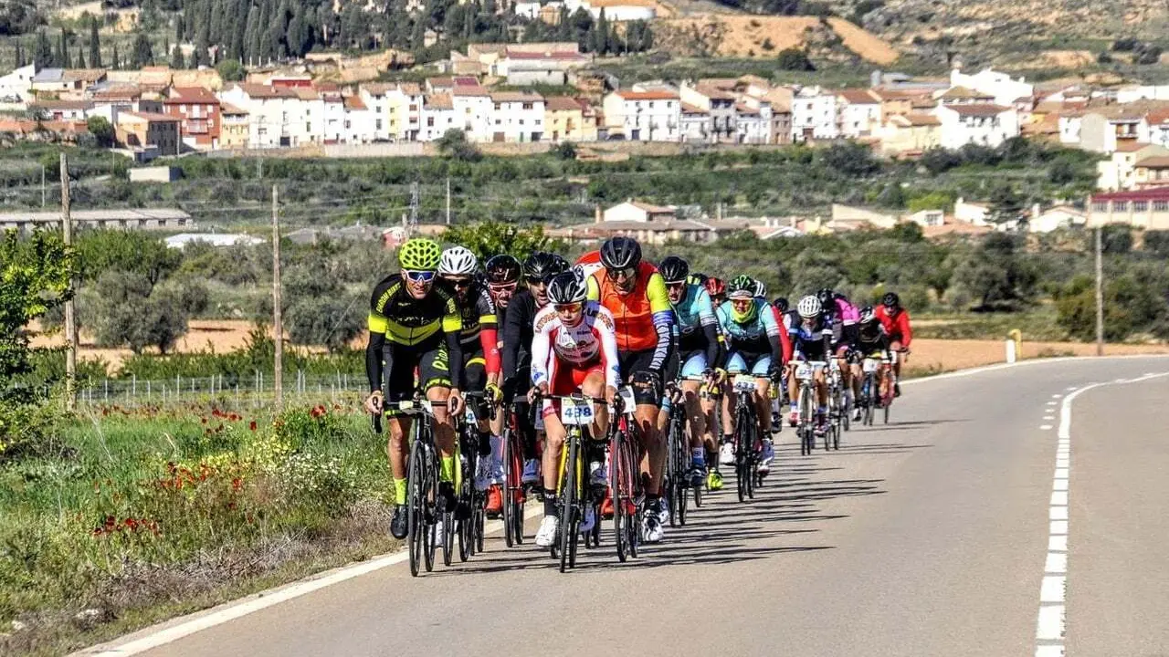El pelot&oacute;n en una anterior edici&oacute;n de la Ses&eacute; Bike Tour que siempre tiene un car&aacute;cter solidario. Foto: Cedida