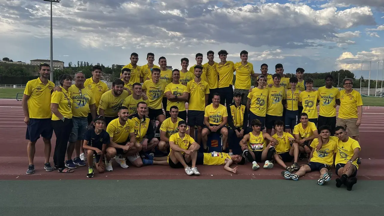 Equipo masculino del Alcampo-Scorpio71 que entra en la final del Campeonato de Espa&ntilde;a de Divisi&oacute;n de Honor de atletismo. Foto: Cedida