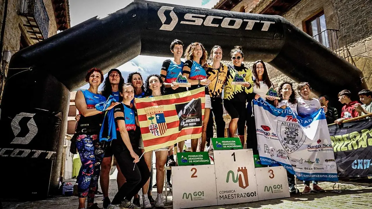 Podio femenino del campeonato en l&iacute;nea de clubes de Arag&oacute;n. Foto: FAM