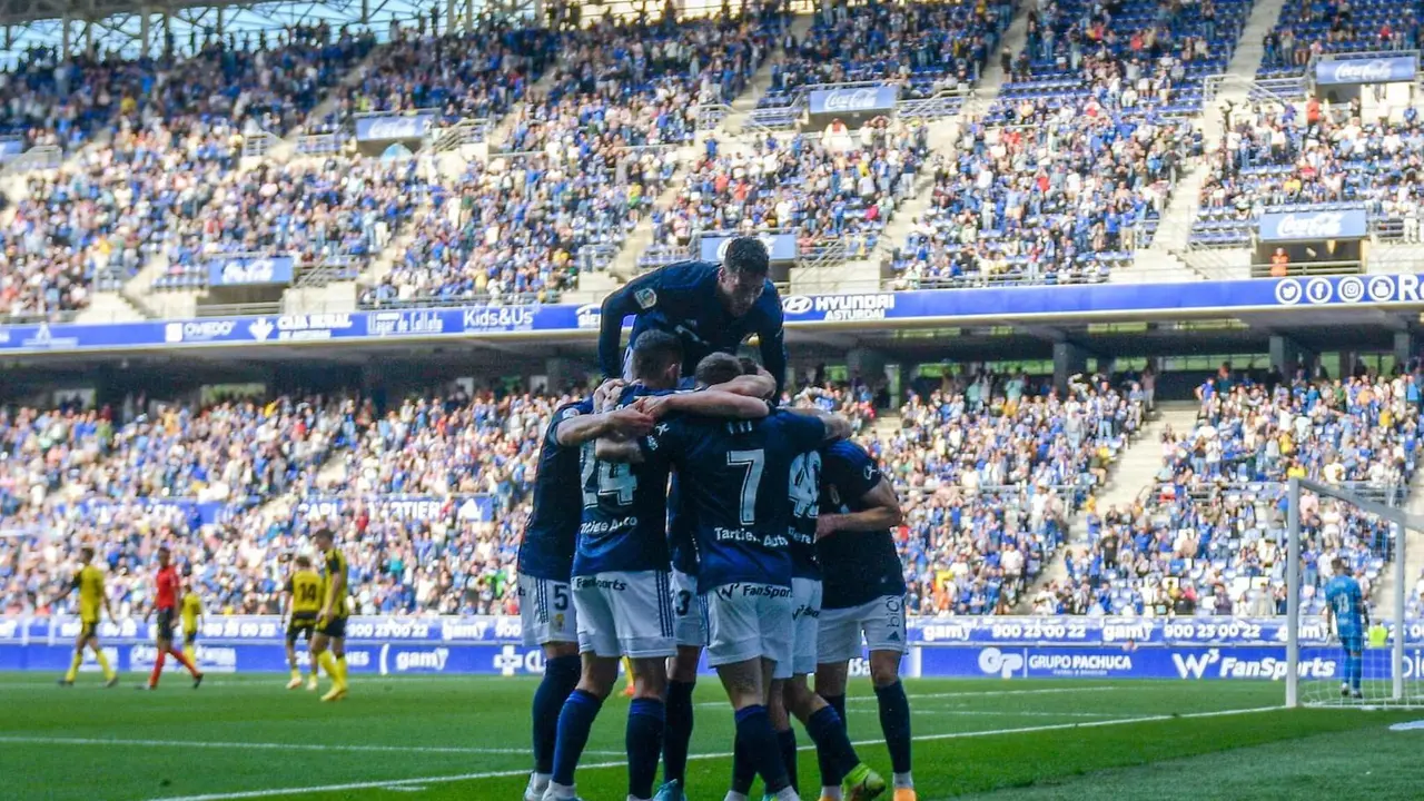Los futbolistas del Real Oviedo celebrando el gol de la victoria ante el Real Zaragoza. | Foto: Real Oviedo