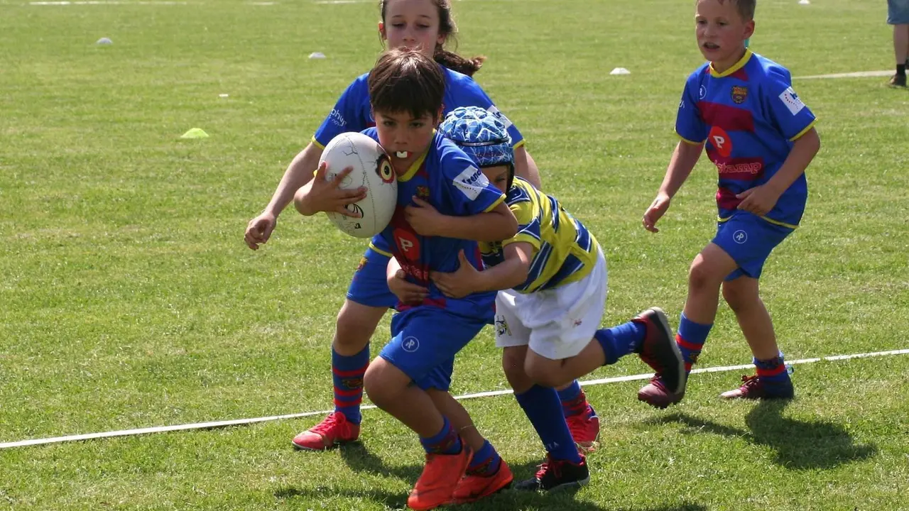 Imagen de una de las jugadas de la paasaada edici&oacute;n del Torneo irineos de rugby que tiene su sede en Jaca. Foto: Quebrantahuesos Rugby