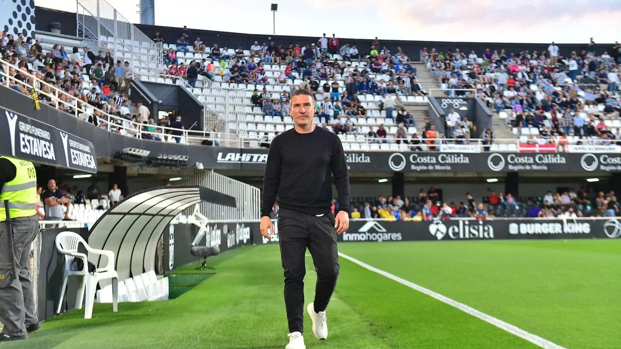 Luis Carri&oacute;n, t&eacute;cnico del FC Cartagena, en el &uacute;ltimo partido de su equipo. | Foto: FC Cartagena