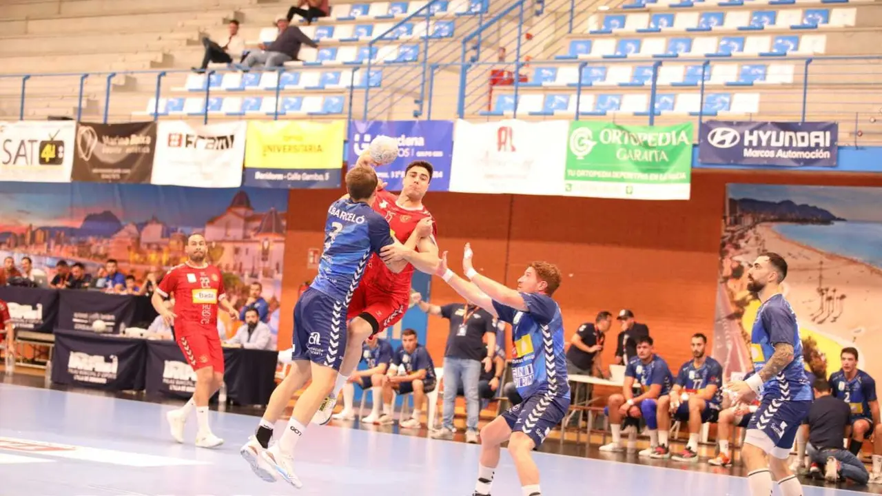 Ignacio Su&aacute;rez, en la imagen, en una jugada de ataque en el Benidorm-Bada Huesca. Foto: Edwing Vant Hek
