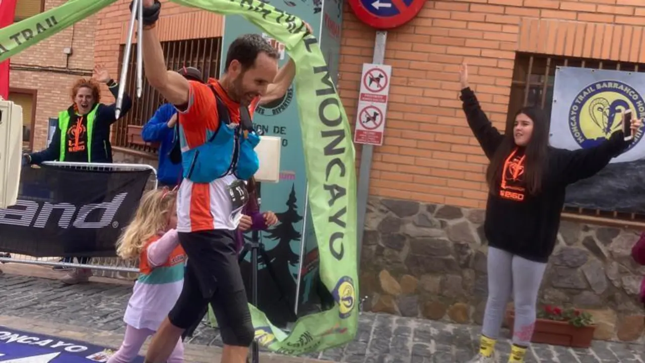Jes&uacute;s Bail&oacute; entra en meta feliz por el campeonato de Arag&oacute;n de ultra trail celebrado en A&ntilde;&oacute;n del Moncayo. Foto: FAM