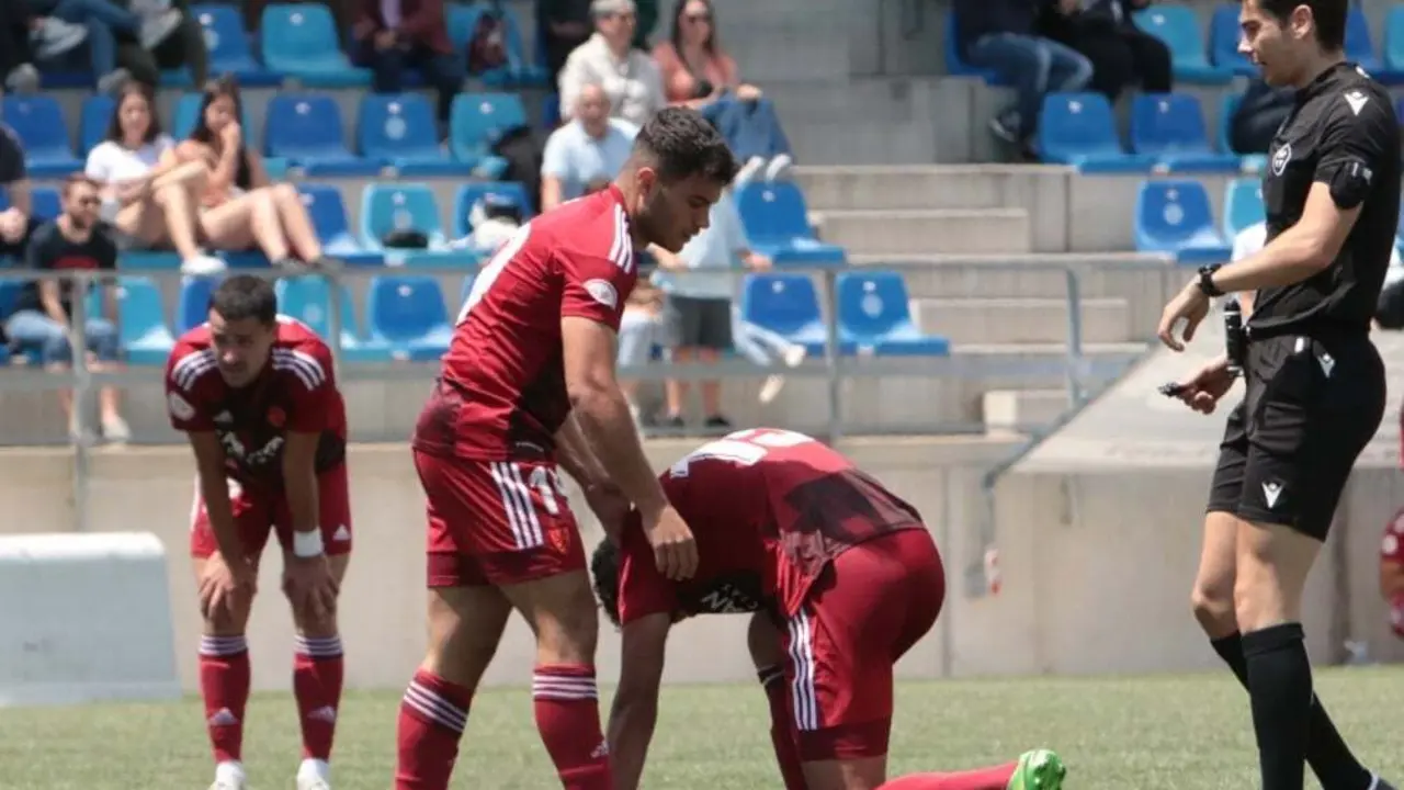 El Deportivo Arag&oacute;n cae ante el CF Badalona Futur y no logra sellar la permanencia | Foto: Daniel Marc&eacute;n/Aupadeportivoaragon