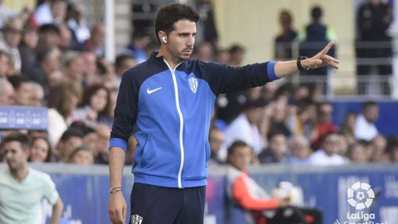 Sip&aacute;n, en la imagen, fue el t&eacute;cnico del Huesca sobre el c&eacute;sped con permanente conexi&oacute;n con Ziganda. Foto: LaLiga