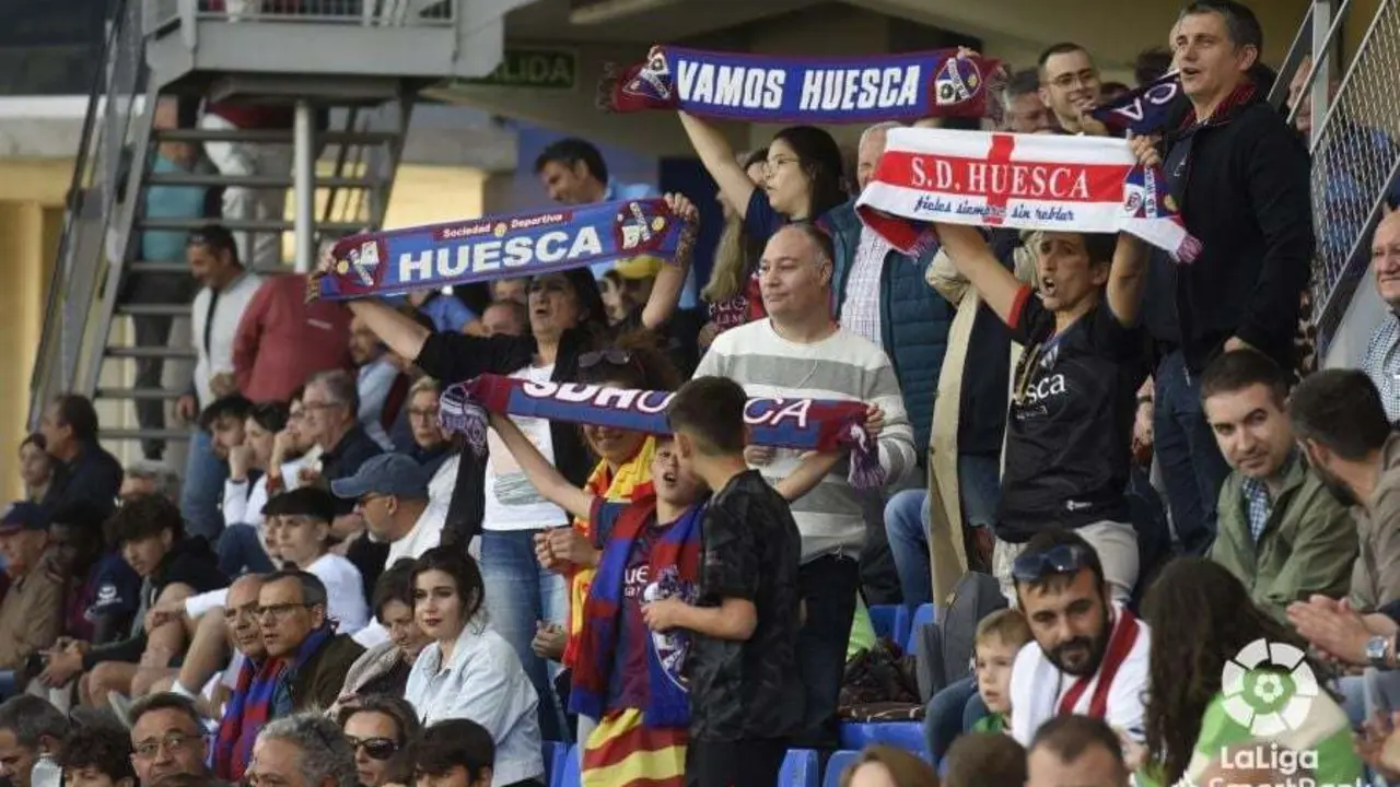 La afici&oacute;n del Huesca mostr&oacute; su malestar con el equipo tras sellar el Huesca la permanencia contra la Ponferradina. Foto: LaLiga