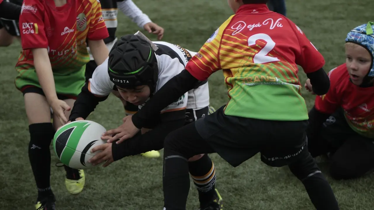Imagen de uno de los partidos del Torneo Pirineos de rugby celebrado en Jaca. Foto: Cedida